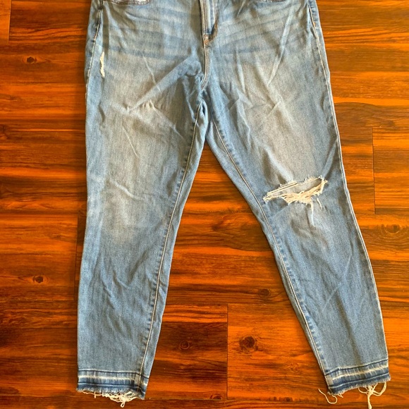 Old Navy Light Wash Distressed Jeans 💙 - Picture 2 of 2